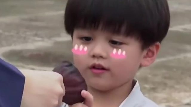 怎么会有人给自己起名叫“狗啃泥”张梓墨。我的名字叫“狗啃泥”也可以叫我“蛇啃泥”！