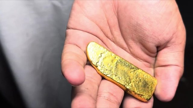 巴基斯坦师傅从报废电子元件中提炼黄金