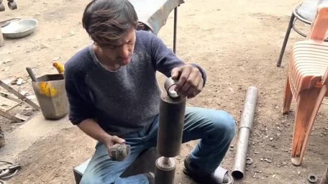 巴铁师傅修复大巴车减震器