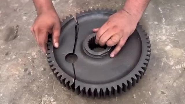 巴基斯坦师傅修复断裂的齿轮