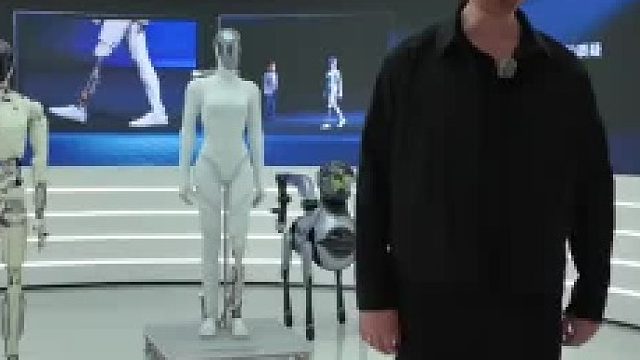 外国小哥实地研究小鹏最新的机器人，实力打脸外网质疑论者