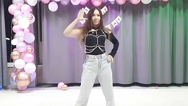 俄罗斯姑娘才艺表演24.02.13_王者(安妮亚)02