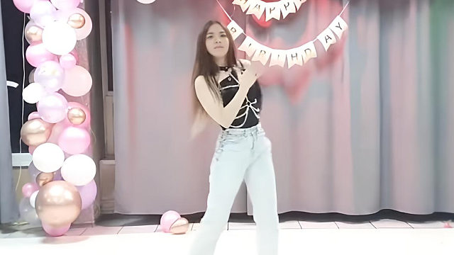 俄罗斯姑娘才艺表演24.02.13_王者(安妮亚)05