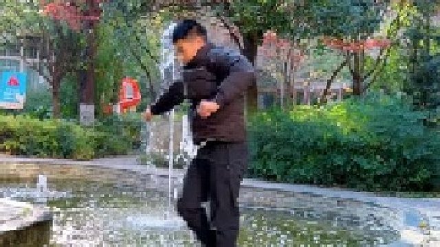 小时侯的过水池vs长大后，长大后居然能站在水上？