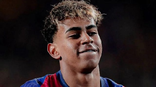 太帅了！17岁亚马尔写意外脚背助攻，拉菲尼亚凌空抽射破门