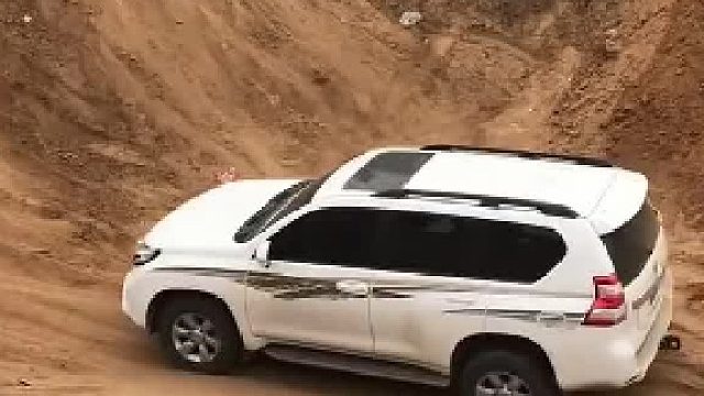 丰田霸道vs五菱，谁更厉害？