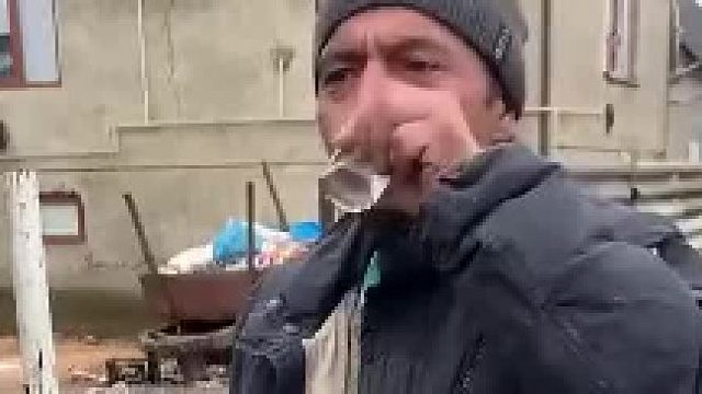 俄罗斯大叔喝酒神技，一饮而尽