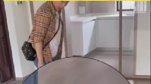 女子去看刚交付的新房，发现客厅地板犹如“蹦蹦床”。施工方竟然称：鼓起来正常，不鼓才不正常……