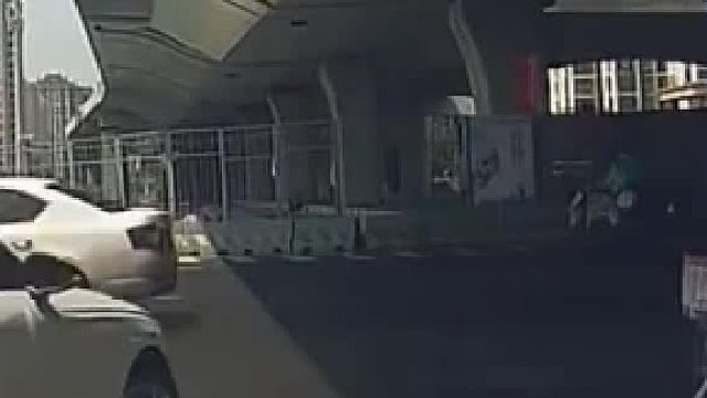 汽车转弯遇上骑自行车大爷，自行车轮胎瞬间“瘪了”~~