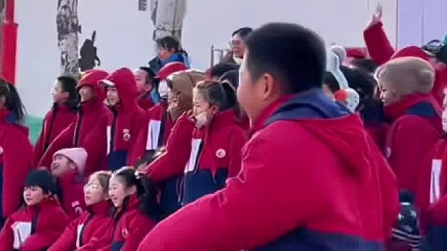 老师的一句鼓励，让阳光男孩惊艳全场。优秀的老师，优秀的学生