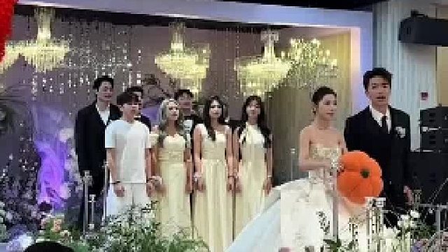 新娘婚礼上抛南瓜玩偶，一下子触发了伴郎被动