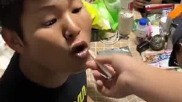 在男生宿舍，你把钱放桌子上没人拿，放烟 零食 水果秒没