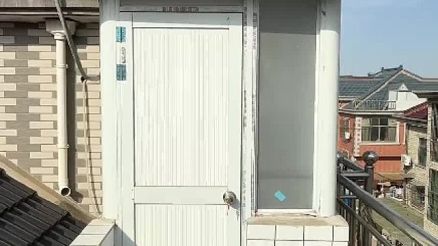 直接在露台上就建起了房子，露台一分为二