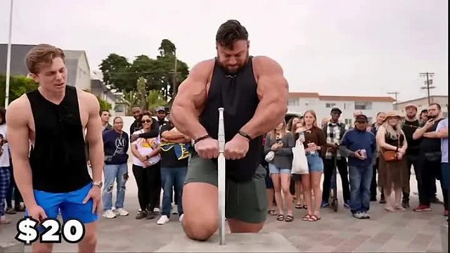 钱哥制作了三把亚瑟王剑来到街头，谁能拔出，就能获得相应的奖励