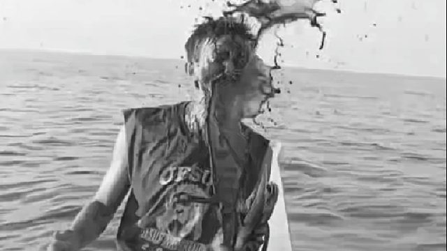 为了活命的大鱿鱼朝着男子脸上喷墨水