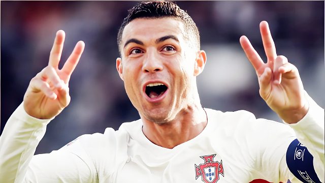 对手看笑了！C罗被判假摔吃黄牌，最后手势是啥意思？