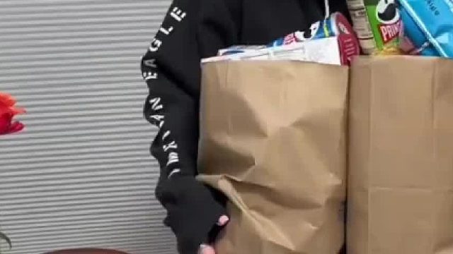 外国小姐姐沉浸式准备游戏之夜的零食