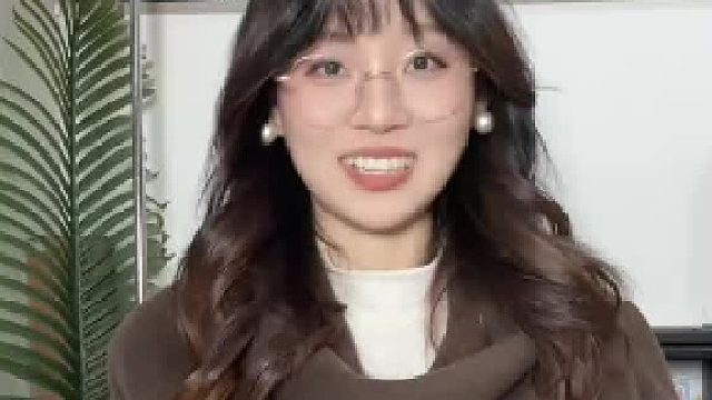 女子表演新学的“三仙归洞”，慢动作展示这项技艺的原理。