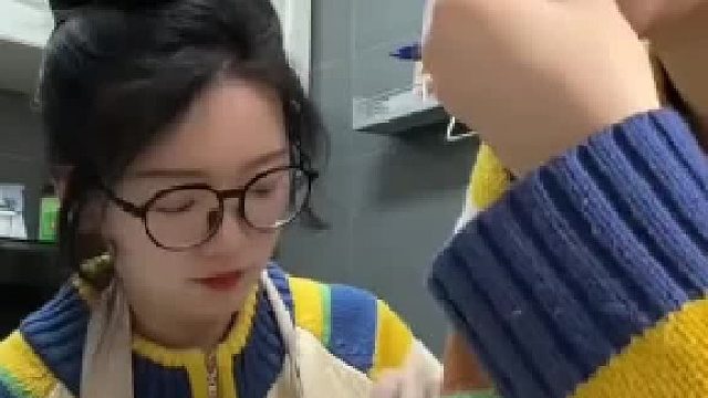 双胞胎姐妹讨论工资中