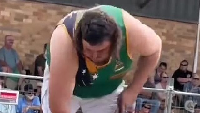 他原来有3条腿的