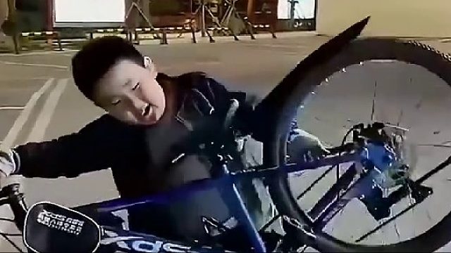 小孩哥：你这也不行啊没我弹的高