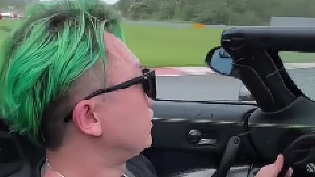 意思是开这玩意下雨天还要穿雨衣