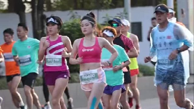 小姐姐跑步还不忘记鼓励队友