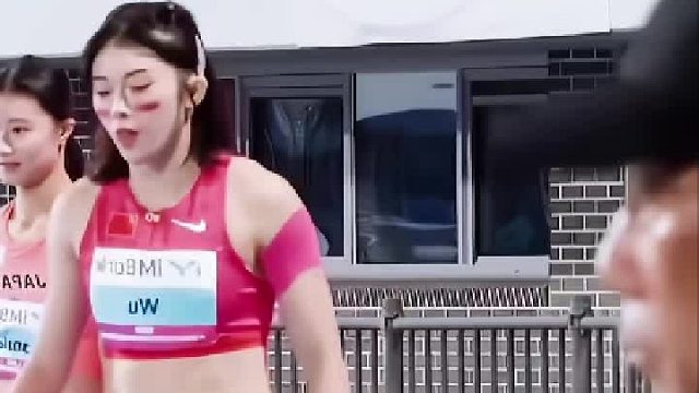 女子一百米栏一姐吴艳妮已到达