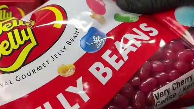 外国小哥哥补货糖果，你们最喜欢哪种口味？   体验