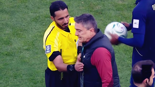 主裁惹争议！U23国足遭遇界外球误判，教练组激动投诉吃黄牌