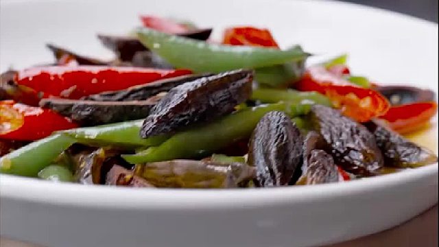 配米饭还是搭配酸辣鸡杂好吃