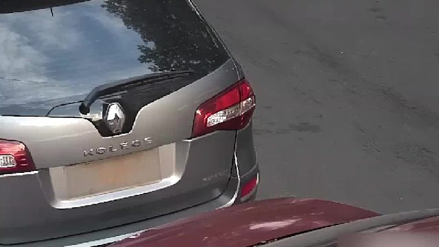 女童过马路时被压车底，路人瞬间集结抬车救人