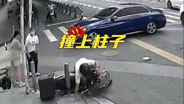 小车转弯撞上直行电动车，男子飞出撞上杆子