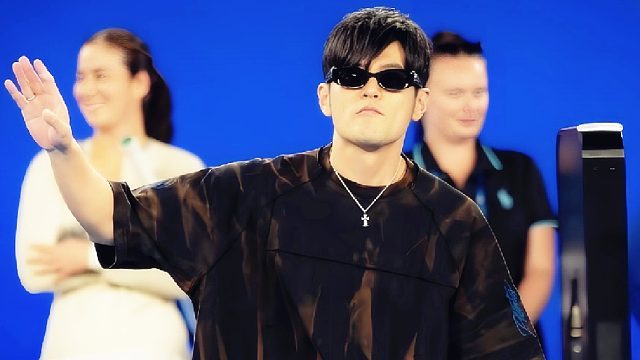 尬笑！周杰伦网球表演赛被“一球制胜”，连球都没有摸到