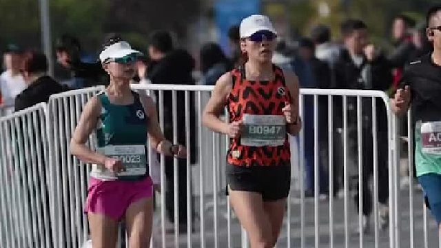 小姐姐有第六感，后面有人追