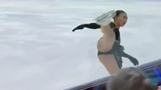 日本花滑选手阪本花织曾在比赛中向裁判席展示高难动作