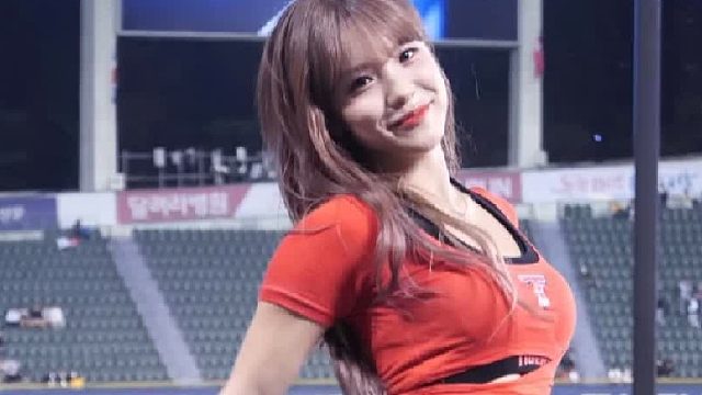 韩国足球宝贝队长爆燃热舞，火遍卡塔尔