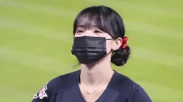 韩国足球宝贝队长戴口罩热舞，为世界杯加油