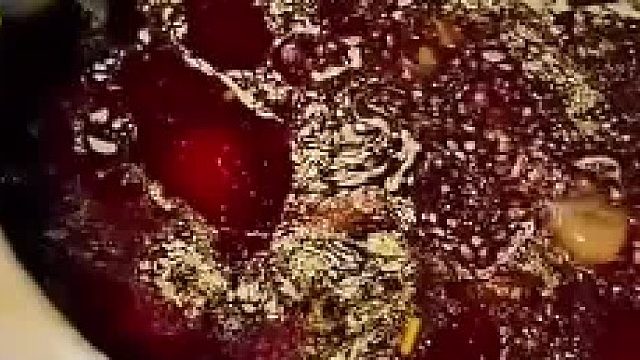 服务员当着顾客的面，将吃完的锅底销毁。网友：墨水不溶于油