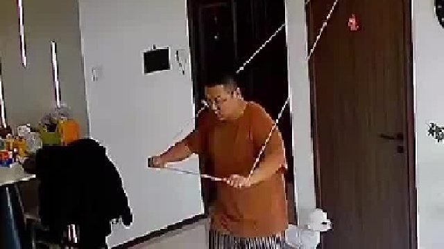 男子用弹力带健身 老婆婆开门弹到身上 老婆不明所以又“补刀”