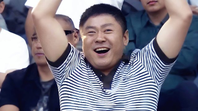 球迷看笑了！中国足坛史诗级乌龙，3名球员解围失误送礼