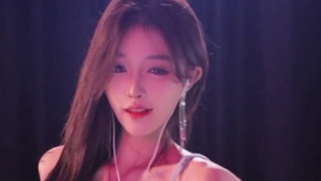 【乔鹿鹿baby【1995】】你的笑容挺甜的，就是有点犯规