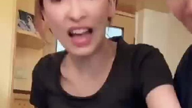 这男的性格好，老婆咬牙切齿，他还嬉皮笑脸