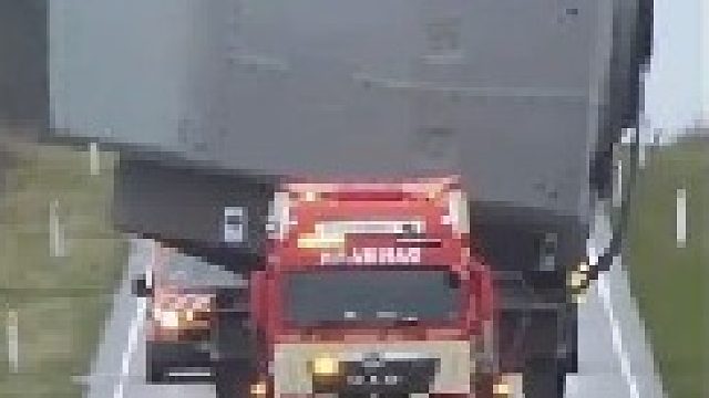 国道没有通天术只有一物降一物百吨王绝对是公路最强概念神