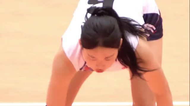 大学生运动会女排姑娘决赛前认真热身