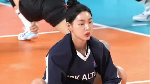 女排姑娘赛前是怎么样热身的