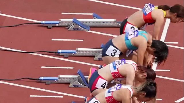 来感受百米赛跑紧张的起跑氛围