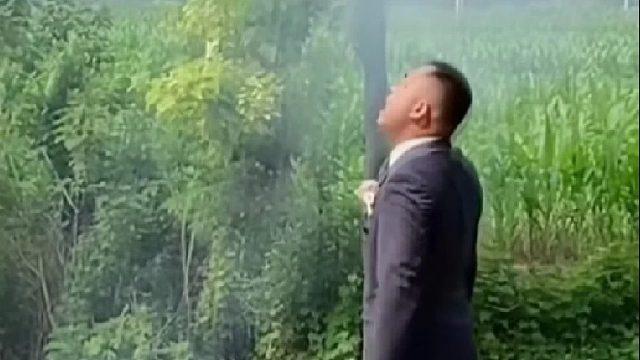 “爸，我结婚了，以后有人管我了” 男子接亲路过父亲坟前磕头跪拜 一句句喊话让人泪目