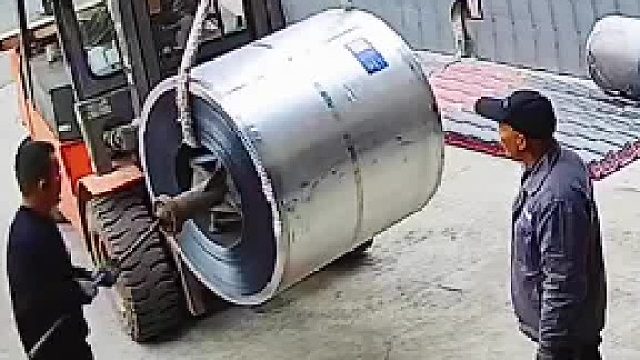 工人这反应绝了！危险无处不在！