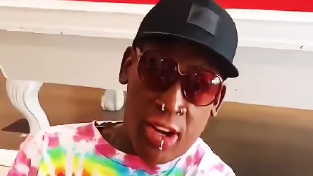 会不会本来是没手臂，独臂人，按了个人工的手臂